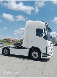 1:43 VOLVO TRUCKS FH WHITE...