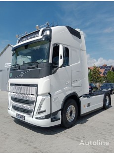 1:43 VOLVO TRUCKS FH WHITE 2024