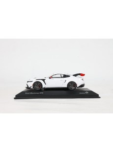 1:43 FORD MUSTANG GTD FROZEN WHITE 2025